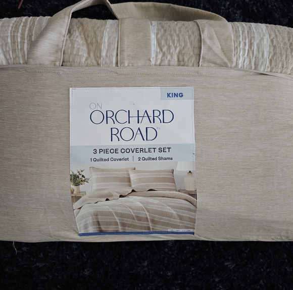 On Orchard Road 3-Piece Quilted Coverlet Set - King Size (Excellent Condition) - Picture 2 of 2